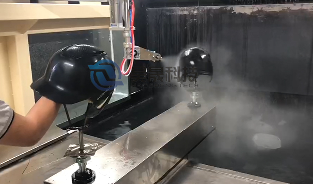 六軸往復機 - 頭盔噴涂